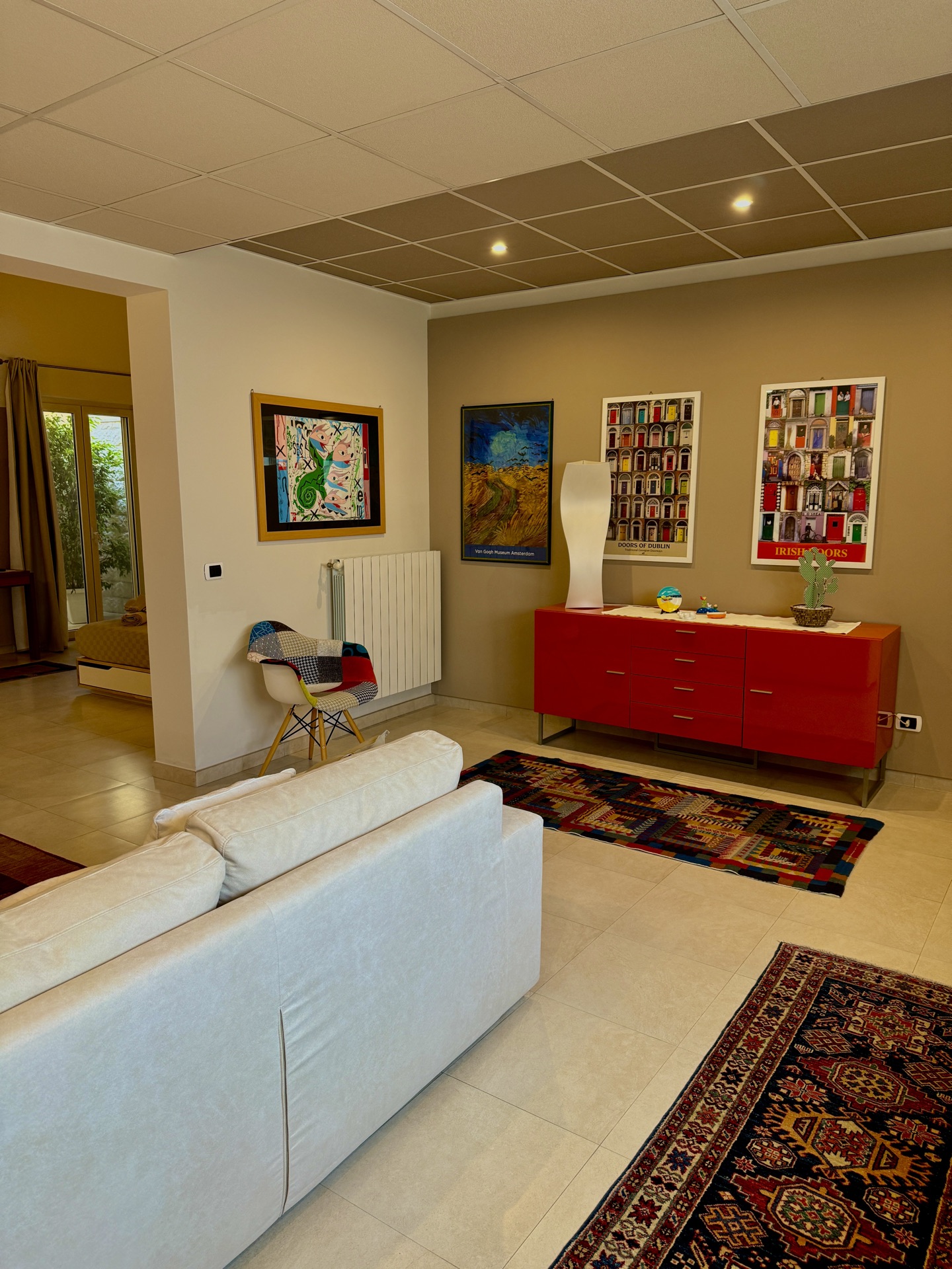 Salotto con TV e stampa Van Gogh