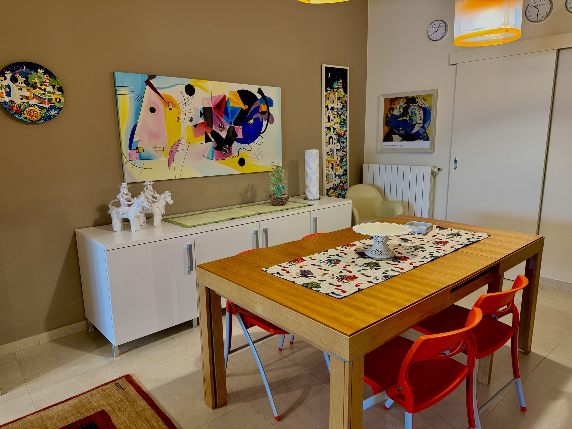 Tavolo da pranzo e opere d'arte