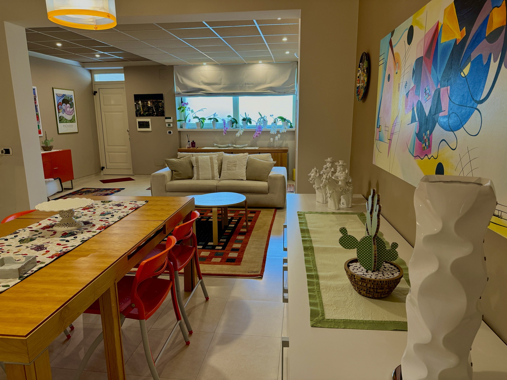 Salotto con grande quadro astratto